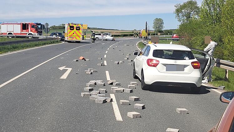 Pflastersteine auf Stra&szlig;e geschleudert - schwerer Unfall mit Anh&auml;nger