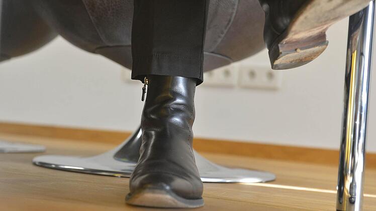 Thomas Mücke  trägt klassische, schwarze Stiefeletten.  Foto: Rinklef