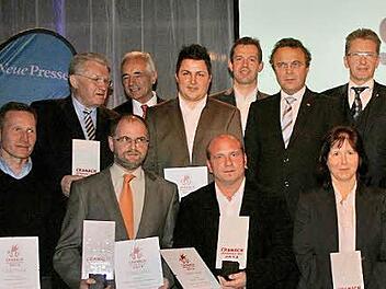 Die Gewinner des Cranach-Unternehmerpreises mit Vertretern aus Politik und Wirtschaft sowie mit den Vorsitzenden von Kronach Creativ, Rainer Kober (hintere Reihe, Zweiter von links).