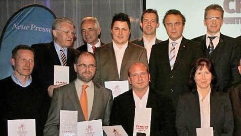 Die Gewinner des Cranach-Unternehmerpreises mit Vertretern aus Politik und Wirtschaft sowie mit den Vorsitzenden von Kronach Creativ, Rainer Kober (hintere Reihe, Zweiter von links).