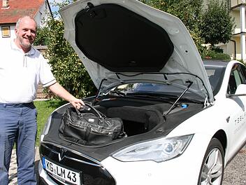 Michael Manger hat gut lachen. Nicht nur, dass er bei diesen Wetterbedingungen sein Elektro-Auto quasi umsonst betanken kann. Er hat zudem auch zwei Kofferräume, weil kein Motor Platz beansprucht. Fotos: Gabriele Sell