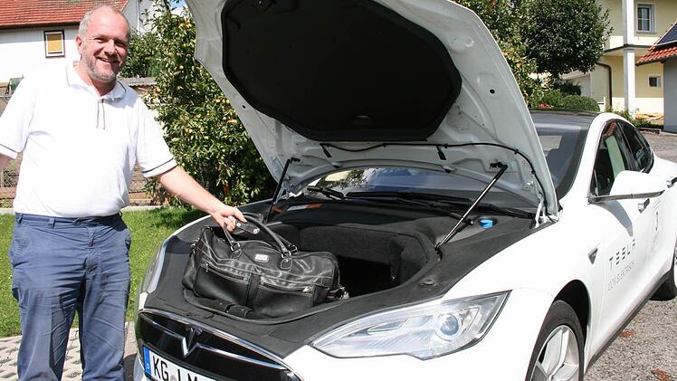 Michael Manger hat gut lachen. Nicht nur, dass er bei diesen Wetterbedingungen sein Elektro-Auto quasi umsonst betanken kann. Er hat zudem auch zwei Kofferräume, weil kein Motor Platz beansprucht. Fotos: Gabriele Sell