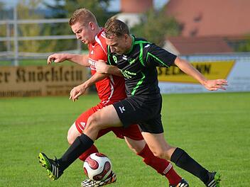 Ein intensives Duell lieferte sich der Aischer Marco Hartreiter (schwarzes Trikot) nicht nur in dieser Szene mit Martin Seeberger. Foto: Picturedreams