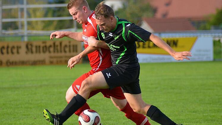 Ein intensives Duell lieferte sich der Aischer Marco Hartreiter (schwarzes Trikot) nicht nur in dieser Szene mit Martin Seeberger. Foto: Picturedreams