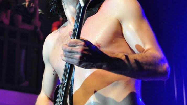Zwei Stunden verkörperte Eugen Torscher den legendären Gitarristen Angus Young von AC/DC. Foto: Langer