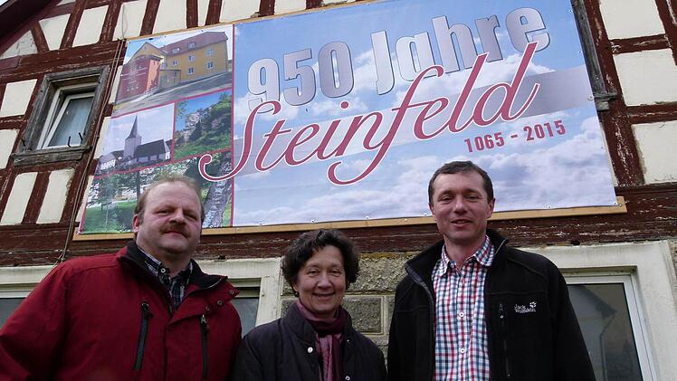 Maria Kunzelmann (Mitte) erzählt aus der Geschichte Steinfelds. Foto: Marion Krüger-Hundrup