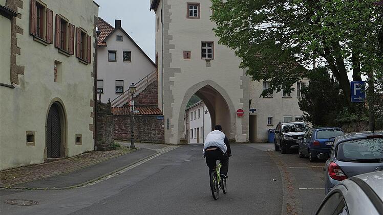 Zur verkehrsberuhigten Zone wird die Kissinger Straße zwischen Saalebrücke und Torhaus. Foto: Gerd Schaar