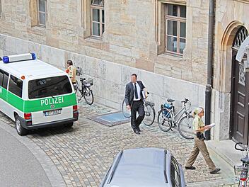 Zum zehnten Mal auf dem Weg in den Gerichtssaal: Heinz W. gestern um 8.56 Uhr im Hof des Justizgebäudes  Foto: Peter Groscurth