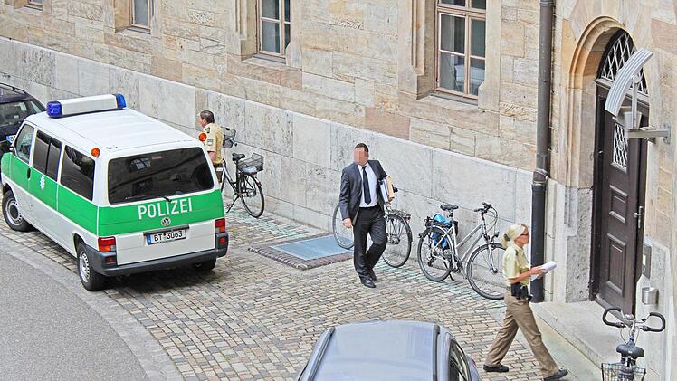 Zum zehnten Mal auf dem Weg in den Gerichtssaal: Heinz W. gestern um 8.56 Uhr im Hof des Justizgebäudes  Foto: Peter Groscurth