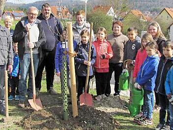 Vor der Grundschule wurde beim Umwelttag ein Apfelbaum gepflanzt. Foto: privat