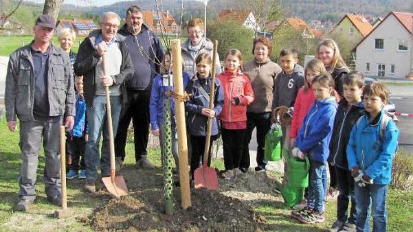 Vor der Grundschule wurde beim Umwelttag ein Apfelbaum gepflanzt. Foto: privat