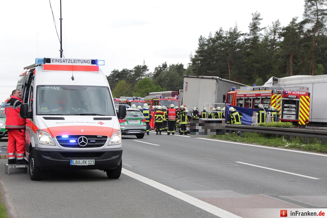 Vier Tote bei furchtbarem Unfall auf A6 - Lkw rast in Stauende