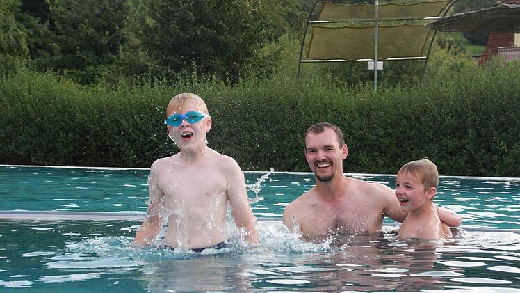 Im vierten Teil unserer Sommer-Serie geht es für die Schwimmbad-Tester ins benachbarte Bad Brückenau. Dort will die fünfköpfige Familie genau wissen, wie gut es sich in der Therme planschen lässt. Foto: Carmen Schmitt