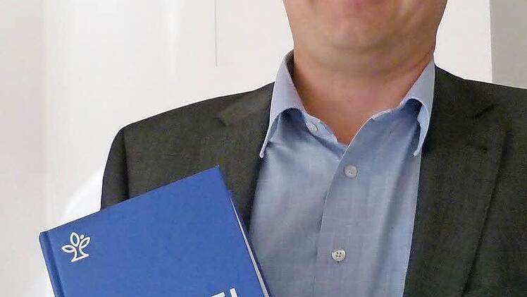 Diplom-Theologe Claudio Ettl arbeitet bereits mit der neuen Einheitsübersetzung, die in Kürze in den Buchhandel kommt. Fotos: Marion Krüger-Hundrup