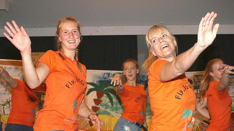Zumba am Strand. Auch Leiterin Sibylle Herrmann (vorne rechts) sowie Animateurin Luisa (vorne links) hatten ihren Spaß.