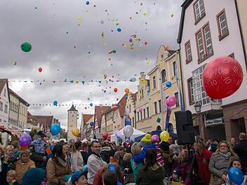 Mit dem Luftballonwettbewerb der Kindergartenkinder startete wieder das Haßfurter Straßenfest. Foto: Ulrike Langer
