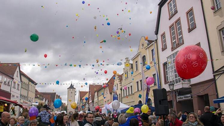 Mit dem Luftballonwettbewerb der Kindergartenkinder startete wieder das Haßfurter Straßenfest. Foto: Ulrike Langer