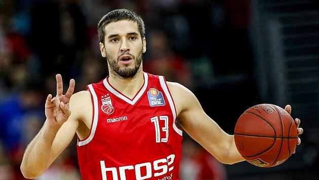 Umsichtiger Organisator und zuverl&auml;ssiger Dreiersch&uuml;tze: In der Bundesliga trifft Daniel Schmidt bislang 44 Prozent seiner Versuche hinter der 6,75-Meter-Linie, in der Champions League sogar 67 Prozent.  Foto: Daniel L&ouml;b