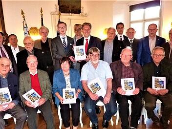 Bei der Vorstellung des 29. Heimatkundlichen Jahrbuchs mit den Autoren sowie Landrat Klaus Löffler, Schriftleiter Bernd Graf und Verleger Frank de la Porte. Gerd Fleischmann