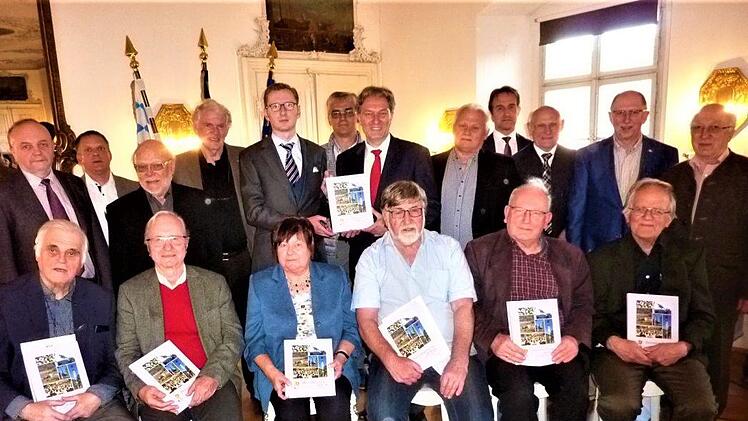 Bei der Vorstellung des 29. Heimatkundlichen Jahrbuchs mit den Autoren sowie Landrat Klaus Löffler, Schriftleiter Bernd Graf und Verleger Frank de la Porte. Gerd Fleischmann