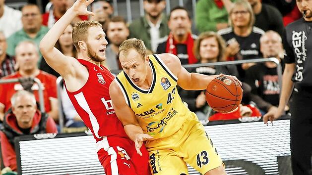 Brose-Neuzugang Christian Sengfelder (links) und der Berliner Luke Sikma lieferten sich unter den K&ouml;rben ein packendes Duell. Foto: Daniel L&ouml;b