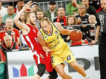 Brose-Neuzugang Christian Sengfelder (links) und der Berliner Luke Sikma lieferten sich unter den Körben ein packendes Duell. Foto: Daniel Löb