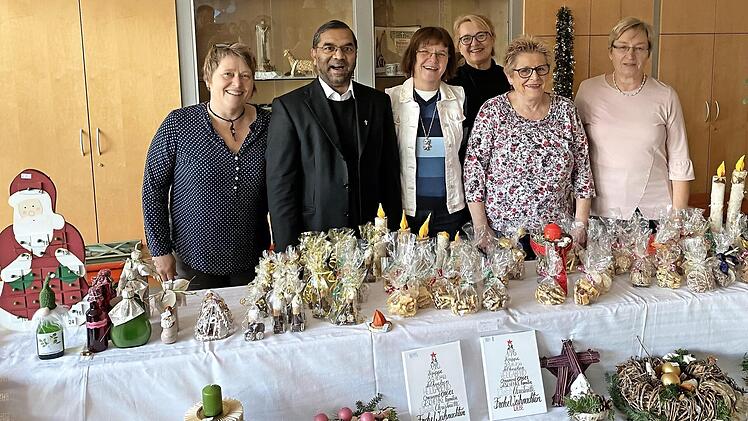 F&uuml;nf Frauen des Bastelkreises mit Pfarrer George beim Adventsbasar; Zweite von rechts ist die Leiterin Maria Haas. Foto: Alwin Funk