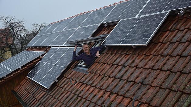 Reiner Morsh&auml;user auf dem Dach seines Hauses. Foto: Carmen Schmitt