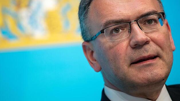 Staatskanzleichef Florian Herrmann (CSU) verk&uuml;ndete bei einer Pressekonferenz, welche Ergebnisse die j&uuml;ngste Sitzung des Bayerischen Kabinetts ergeben hat.