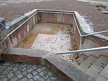 Ein Kneippbecken, wie im Nachbarort, dem Markt Elfershausen (Foto), wird in Aura in absehbarer Zeit nicht entstehen. Bürgermeister Thomas Hack sieht dafür eine Chance bei der Sanierung des Festhallen-Umgriffs.