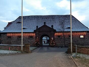 :Eine Weihnachts-Illuminierung des Erthal-Schlosses fällt heuer -  wie auch in anderen Fällen  -  den Sparmaßnahmen zum Opfer. Der Amtssitz wird lediglich zum Weihnachtsmarkt in Elfershausen leuchten.               Foto: Elmar Schubert