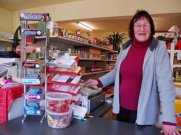 Brigitte Pechauf steht Tag für Tag hinter dem Ladentisch, damit LEute aus dem Ort, die nicht mobil sind, trotzdem einkaufen können. Foto: Rainer Lutz