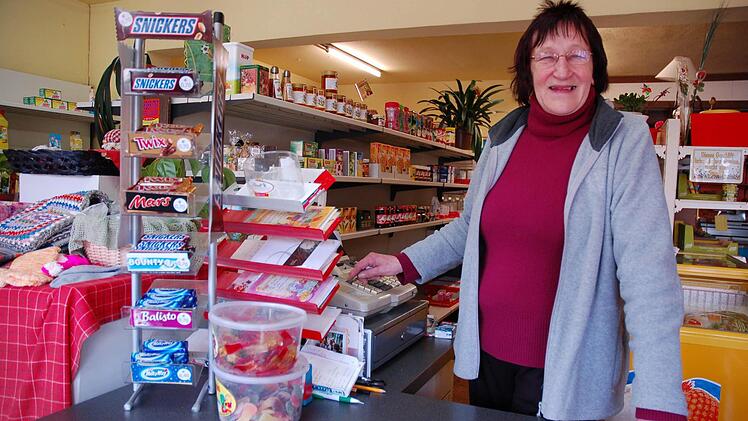 Brigitte Pechauf steht Tag für Tag hinter dem Ladentisch, damit LEute aus dem Ort, die nicht mobil sind, trotzdem einkaufen können. Foto: Rainer Lutz