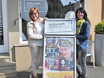 Mit der Freiluft-Veranstaltungsreihe Abendlicht verabschiedet sich das Kulturamt in die Sommerpause. Unser Bild zeigt (von links) die Leiterin Petra Lettang und ihre Mitarbeiterin Petra Zirkler.  Foto: Ulrike Langer