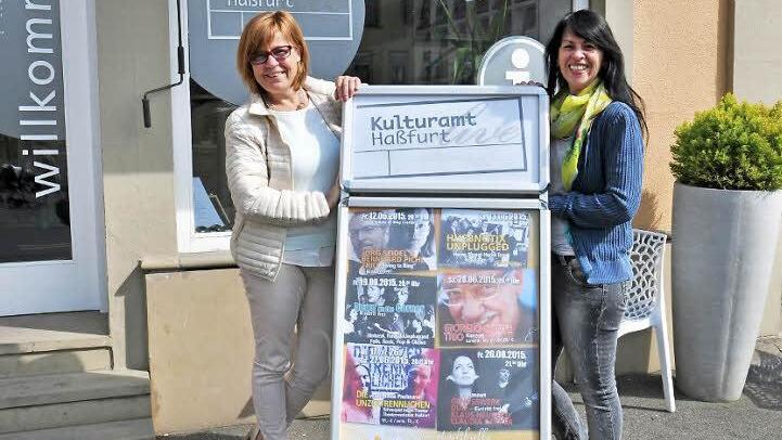 Mit der Freiluft-Veranstaltungsreihe Abendlicht verabschiedet sich das Kulturamt in die Sommerpause. Unser Bild zeigt (von links) die Leiterin Petra Lettang und ihre Mitarbeiterin Petra Zirkler.  Foto: Ulrike Langer