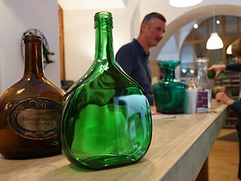 100 Jahre Unterschied: Eine Flasche von 1917 und der neue Bocksbeutel. Foto: Arkadius Guzy