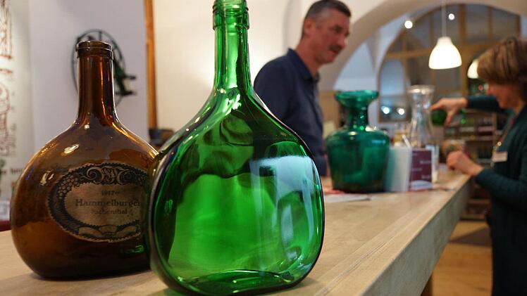 100 Jahre Unterschied: Eine Flasche von 1917 und der neue Bocksbeutel. Foto: Arkadius Guzy