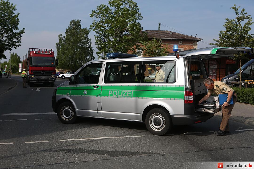 Fussgaengerin von Lkw ueberrollt und getoetet