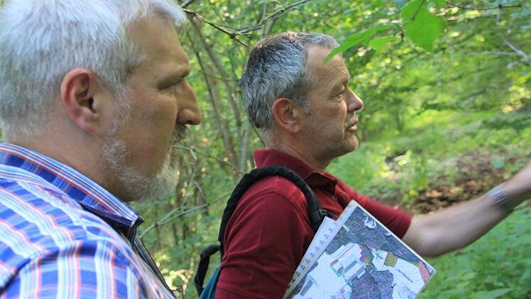 Die Forstbeamten Jürgen Hahn und Wolfgang Gnannt (von links) erläuterten beim Waldgang waldbauliche Maßnahmen und gaben Auskunft zu Aufforstungsmöglichkeiten. Foto: Helmut Will