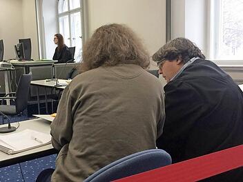 Der Angeklagte mit seiner Verteidigerin, Rechtsanwältin Marleen Basler, am Montag im großen Verhandlungssaal des Landgerichts  Foto: Gertrud Glössner-Möschk