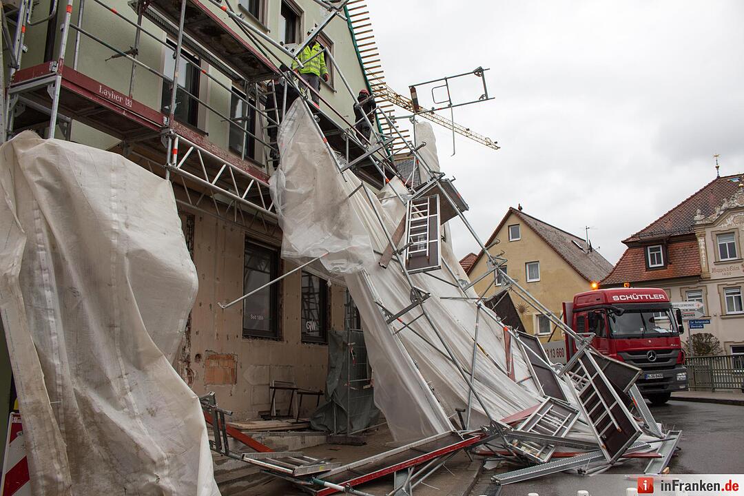 Stürmischer Samstag: Randtief „Eckhart“ hat auch in Mittelfranken Sturmböen im Gepäck - Gerüst teilweise eingestürzt - Umgestürzter Baum blockiert Zugstrecke