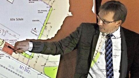 Der Bürgermeister als "Planer." Wolfram Thein stellte dem Gemeinderat Maßnahmen der punktuellen Dorferneuerung in Birkenfeld vor, hier das Umfeld der alten Schule.