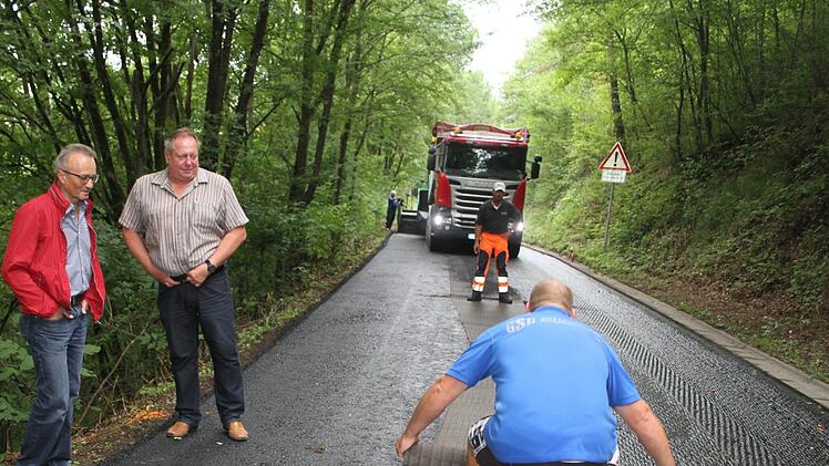 Bürgermeister Volker Schmiechen und Verwaltungsmitarbeiter Walter Amstätter informierten sich bei einem Ortstermin über den Fortgang der Arbeiten. Foto: Sonny Adam