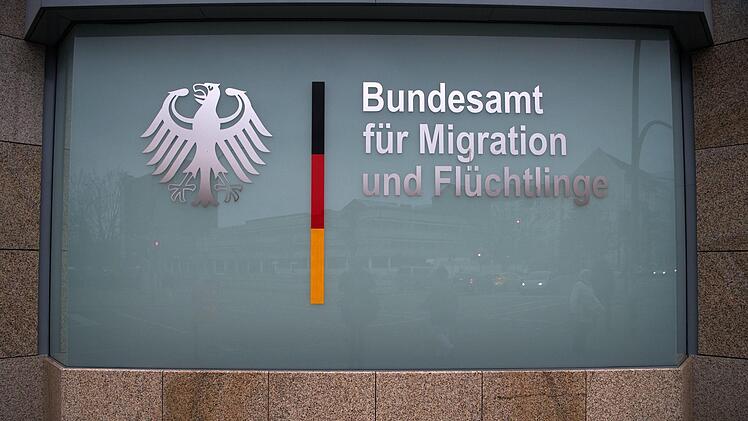 "Bundesamt für Migration und Flüchtlinge" steht auf einer Scheibe einer BAMF-Außenstelle.  Foto: Bernd von Jutrczenka/dpa