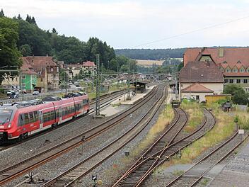 Der Ausblick vom Kronacher Südstellwerk, das heute Treffpunkt und Erinnerungsstätte ist: So haben jahrelang die Fahrdienstleiter das Treiben im Bahnhof wahrgenommen. Foto: Andreas Schmitt