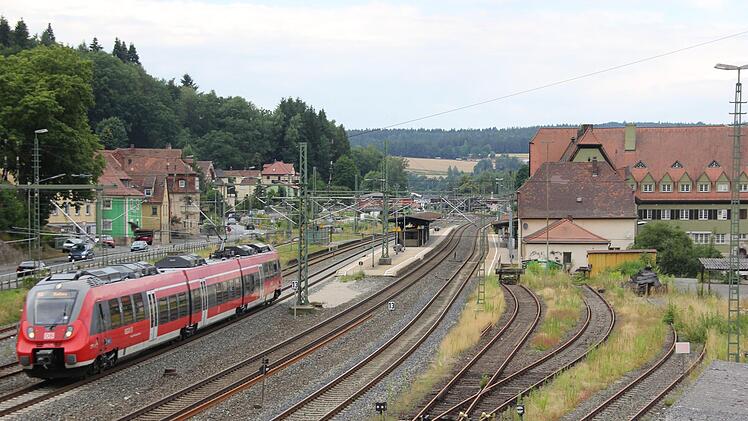 Der Ausblick vom Kronacher Südstellwerk, das heute Treffpunkt und Erinnerungsstätte ist: So haben jahrelang die Fahrdienstleiter das Treiben im Bahnhof wahrgenommen. Foto: Andreas Schmitt