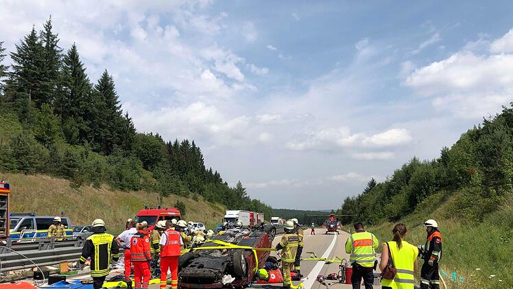 Im Landkreis Coburg ist am Montag ein schwerer Unfall passiert, bei dem ein Auto auf dem Dach auf der A73 landete. Foto: NEWS5 / Merzbach