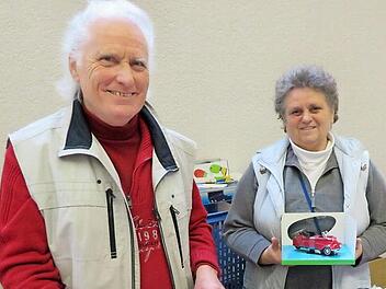 Blechschilder und -spielzeug, das Modell eines Messerschmitt-Kabinenrollers sowie Münzen und viel Sammlerzubehör hatten Norbert und Christina Kerling aus Altenkunstadt im Angebot. Fotos: Monika Schütz