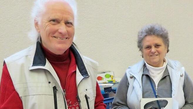 Blechschilder und -spielzeug, das Modell eines Messerschmitt-Kabinenrollers sowie Münzen und viel Sammlerzubehör hatten Norbert und Christina Kerling aus Altenkunstadt im Angebot. Fotos: Monika Schütz