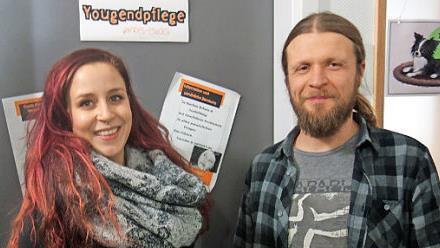 Jugendpfleger Matthias Mauer erhielt ein Dankeschön der Gemeinde Dörfles-Esbach für sein großes Engagement und stellte seine neue Mitarbeiterin, die Sozialpädagogin Lena Poppe, vor. Foto: Doris Weidner
